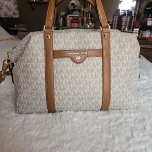 MICHAEL Michael Kors

Beck Medium Logo Satchel
